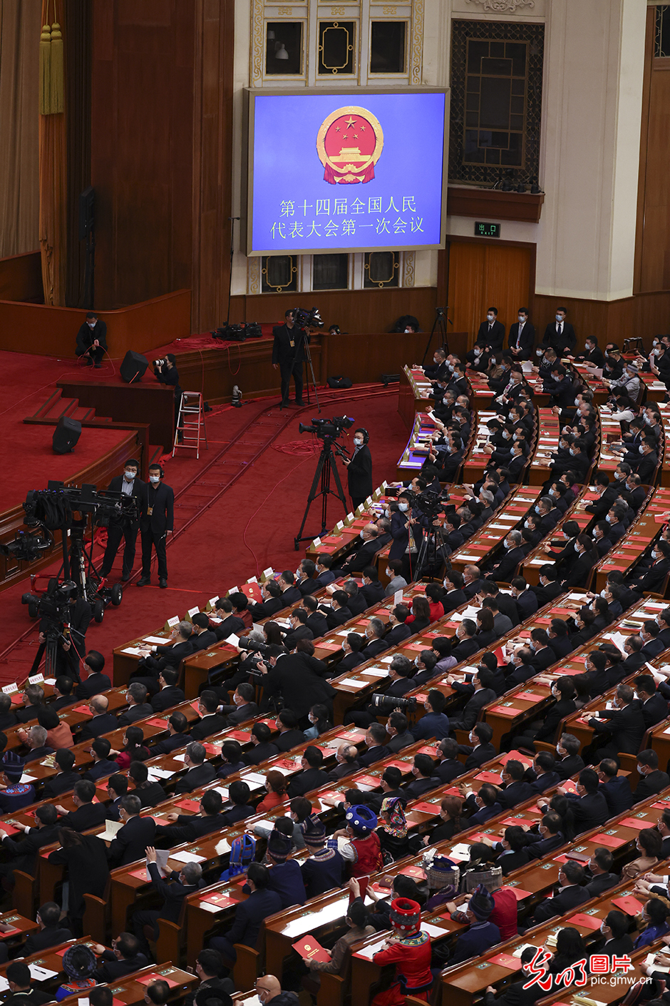 十四届全国人大一次会议在北京闭幕